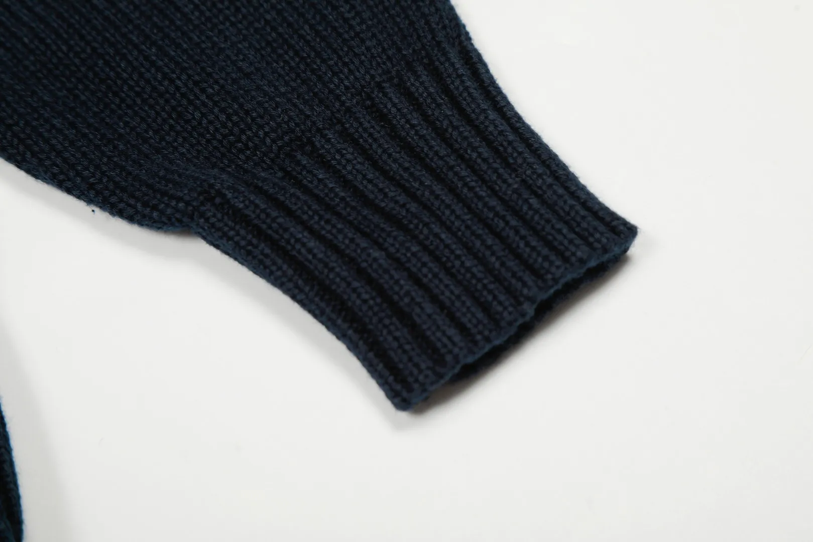 P470 top quality" Style number: DS881# (not off the shelves all year round) [Ralph Lauren Heavy Industry Bear Classic Car Autumn and Winter Couple Knitted Round Neck Sweater] ✅Ralph Lauren Ralph Lauren Classic Basic Bear Heavy Craftsman Same Style Knitted Sweater for Men and Women Couples ✅Main supplier platform live broadcast Wholesale entity Replenish if out of stock Not off the shelf ✅ZP quality 1:1 version Scan the code to enter the GF website Counter quality ✅Detailed quality is the only one in Guangzhou Imported quality cotton yarn, focusing on high-end, cost-effective, good quality needless to say. ✅The version is restored to the original. The maximum size can be worn up to 190 pounds. Loose, comfortable and stress-free. ✅The upper body is simple and easy to match. A must-have for male gods. Good-looking clothes are never picky. A must-have for couples. Recommended for wardrobe. Size: S-XL Color: Navy